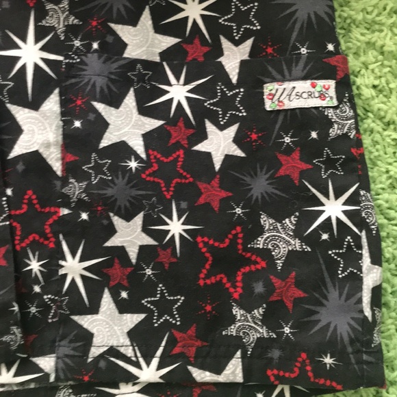 Black and red Star pattern Long sleeve scrub top - Picture 2 of 4